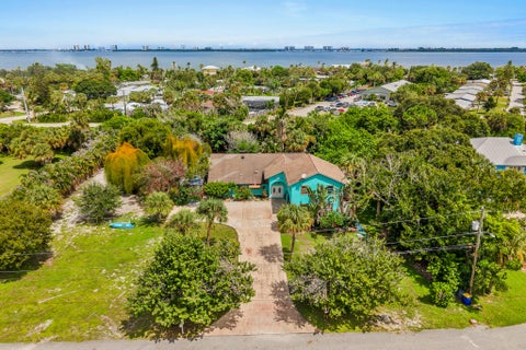Photo of 1271 NE SUNRISE Terrace, Jensen Beach, FL 34957 (MLS # B26080332)