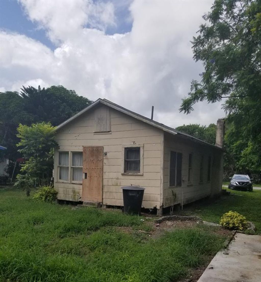 Photo of 1208 Ormond Avenue, Fort Pierce, FL 34950 (MLS # R10730395)