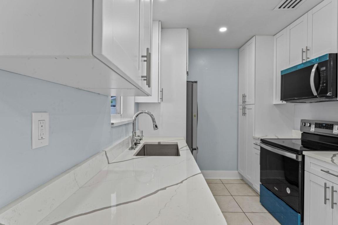 PALM SPRINGS VILLAGE PL 1 IN PB 25 PGS 46 & 47 - Residential