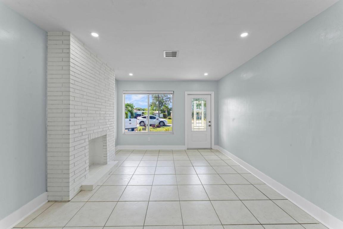 PALM SPRINGS VILLAGE PL 1 IN PB 25 PGS 46 & 47 - Residential