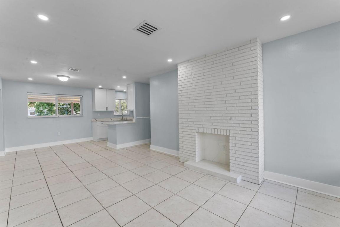 PALM SPRINGS VILLAGE PL 1 IN PB 25 PGS 46 & 47 - Residential