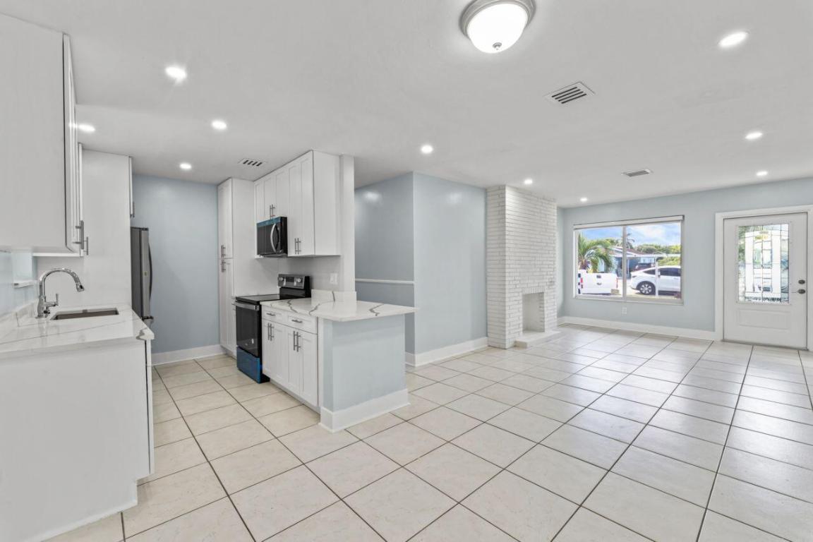 PALM SPRINGS VILLAGE PL 1 IN PB 25 PGS 46 & 47 - Residential