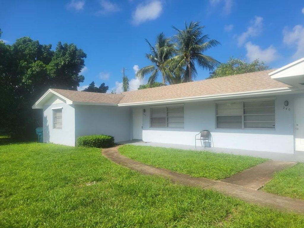Photo of 242 SE 24th Avenue, Boynton Beach, FL 33435 (MLS # B26045387)