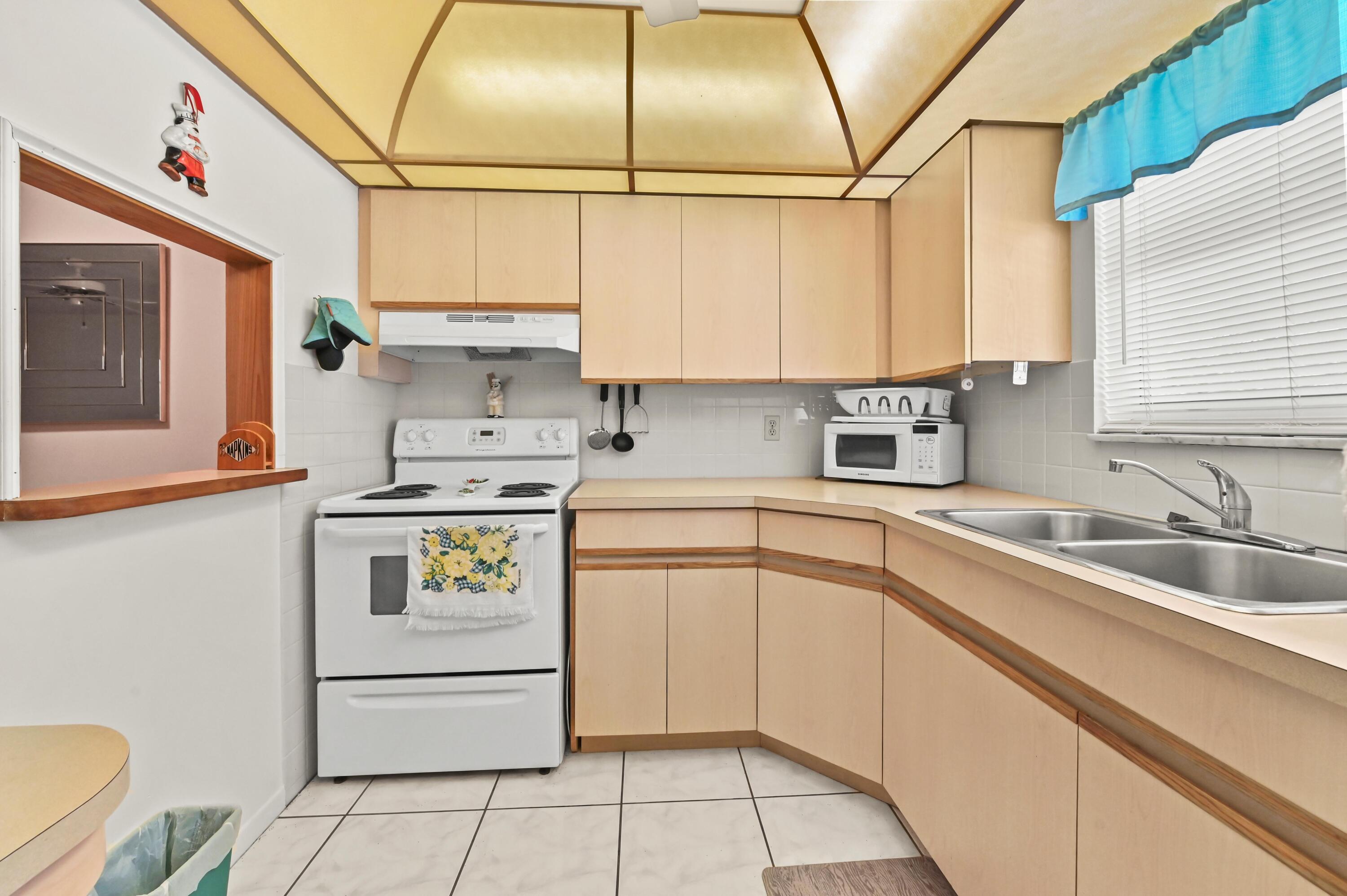 LAKESIDE VILLAGE CONDO 7 - Residential