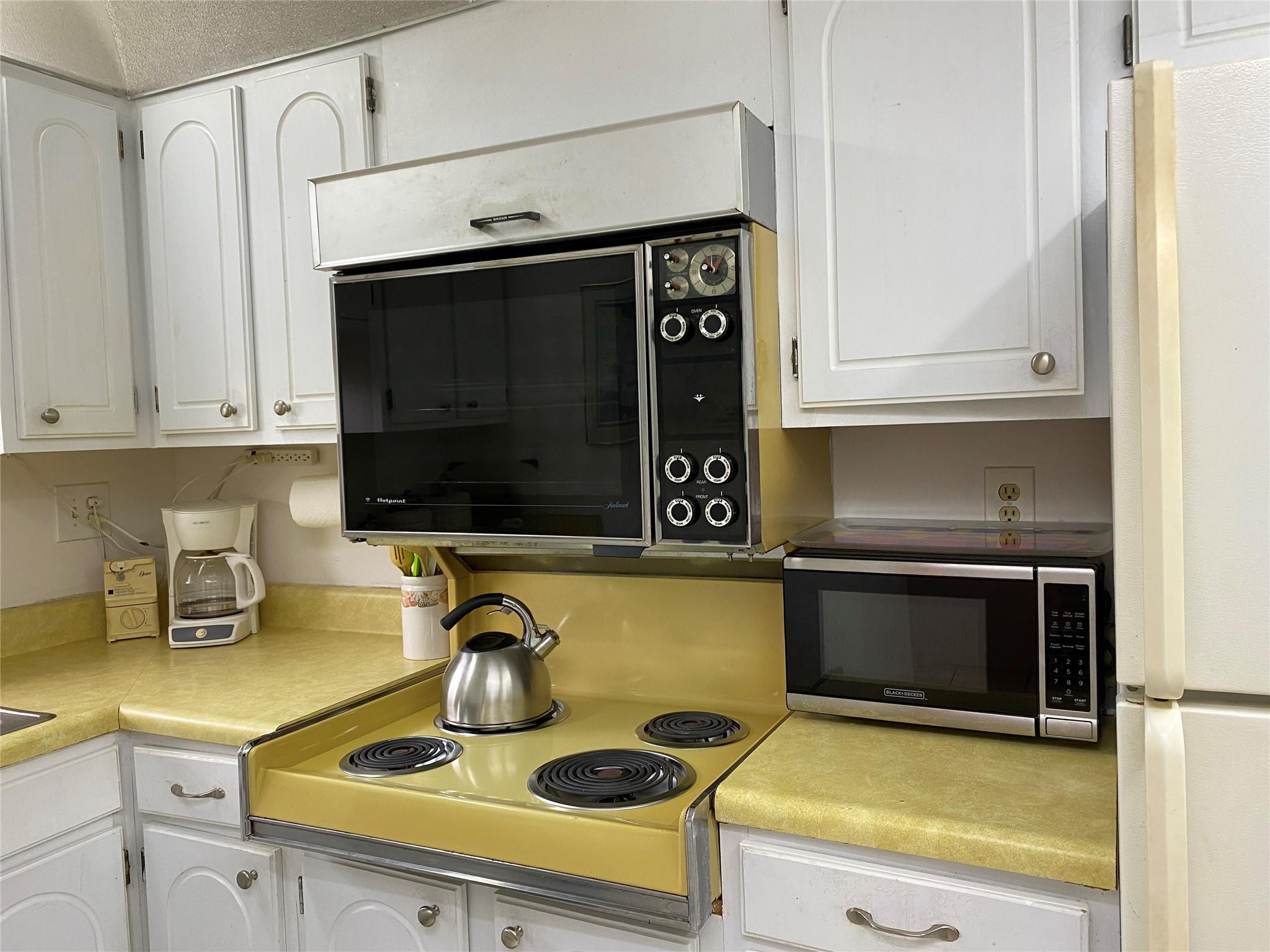 HOLLYBROOK GOLF & TENNIS - Residential