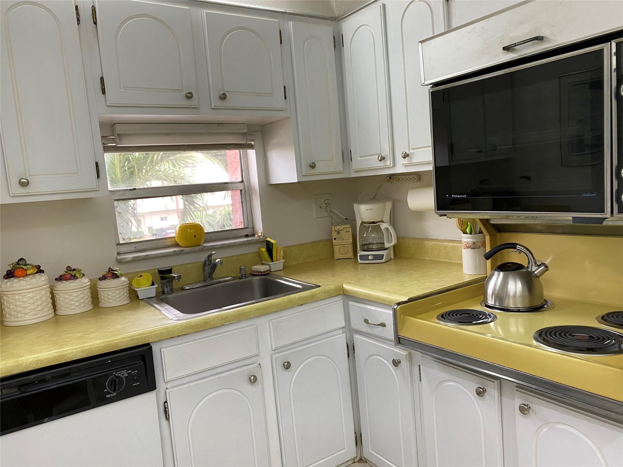 HOLLYBROOK GOLF & TENNIS - Residential