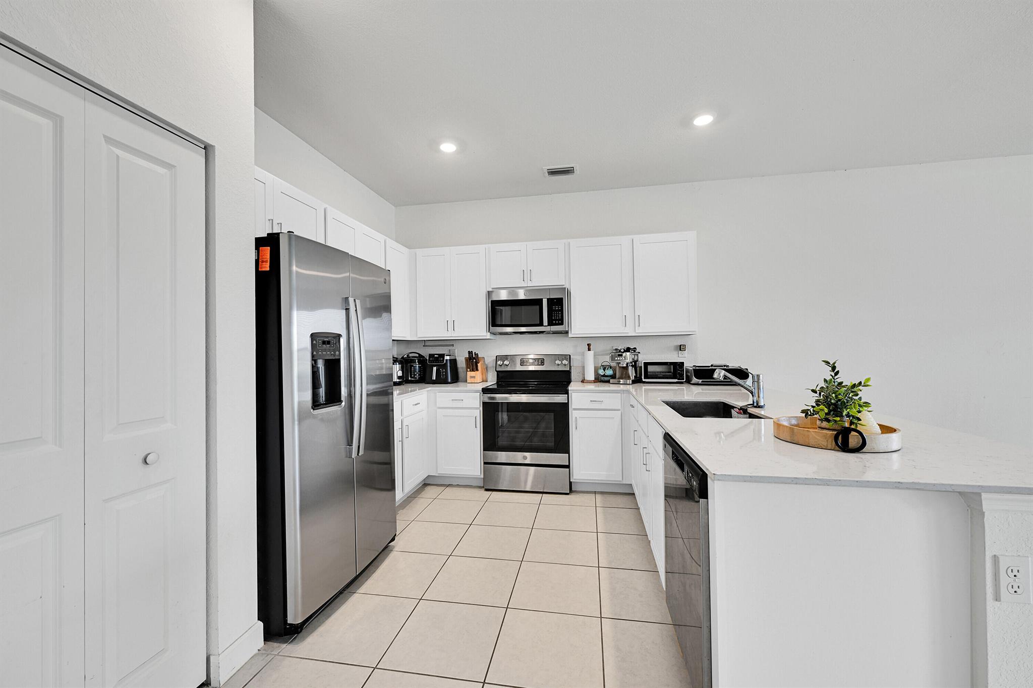 LAKESHORE AT THE FOUNTAIN - Residential