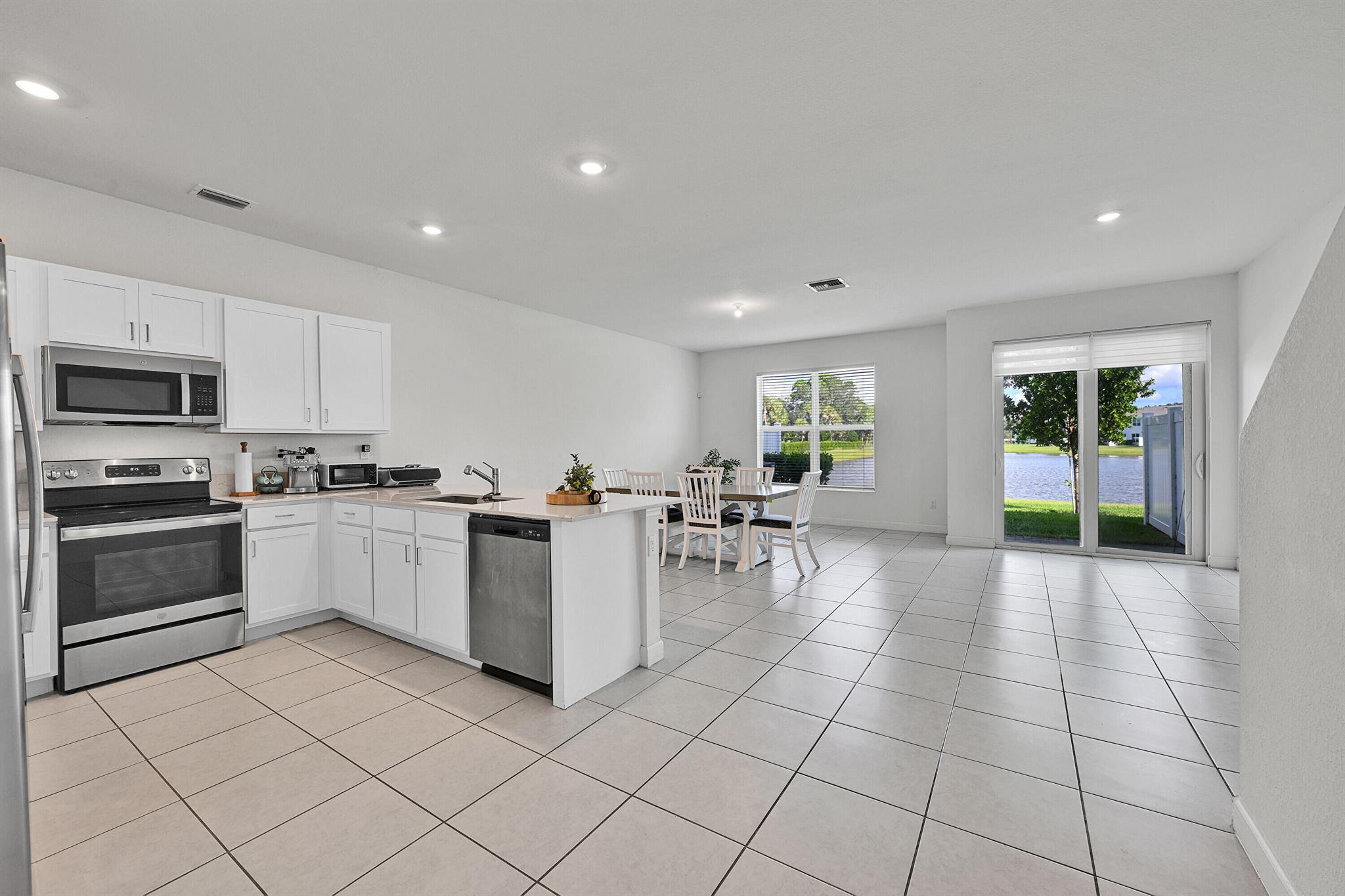 LAKESHORE AT THE FOUNTAIN - Residential