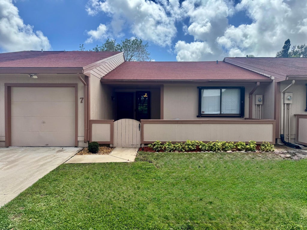 Photo of 7 Farnworth Drive, Boynton Beach, FL 33426 (MLS # R11170043)
