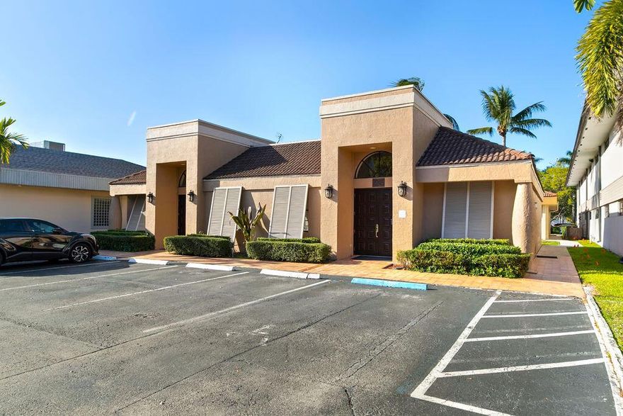 1,600 sq ft furnished turn-key half of office building in prime Pembroke Pines location. Perfect for retail, professional, and health care associated businesses. Large waiting room, reception area, 2 offices and large rear space easily divided into cubicles, employee break room, 2 bathrooms, multiple entrances, ample parking and signage. Gross lease or NN lease.