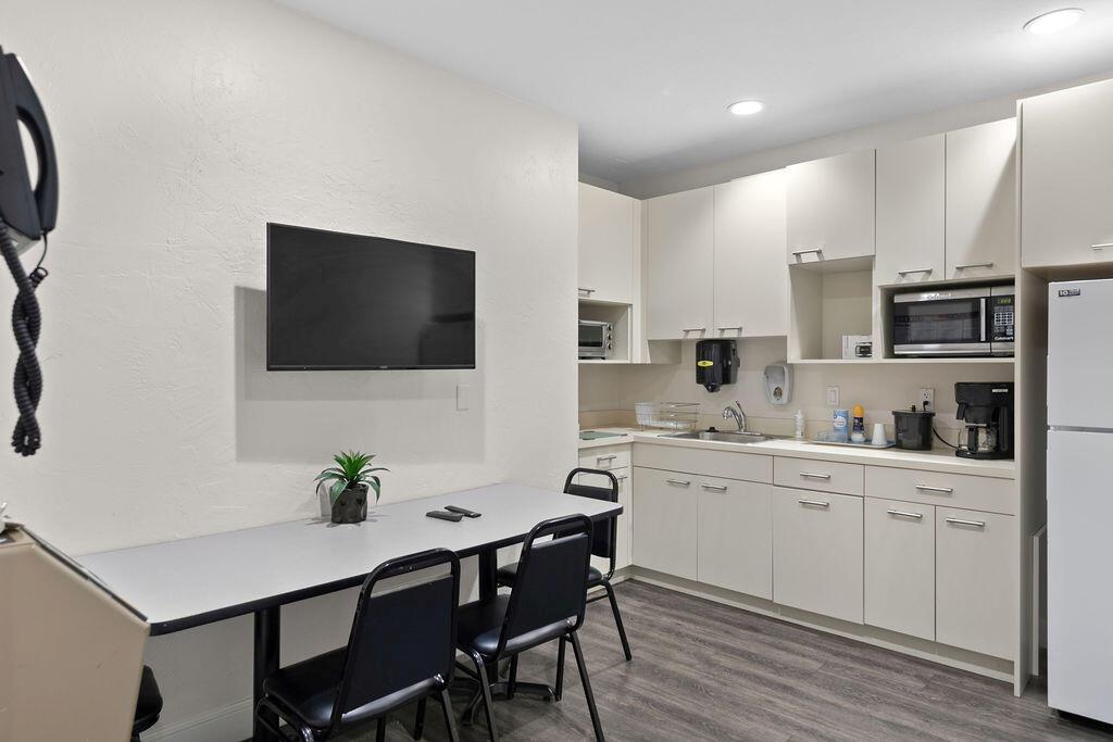 PINE PROFESSIONAL PARK - Commercial Lease