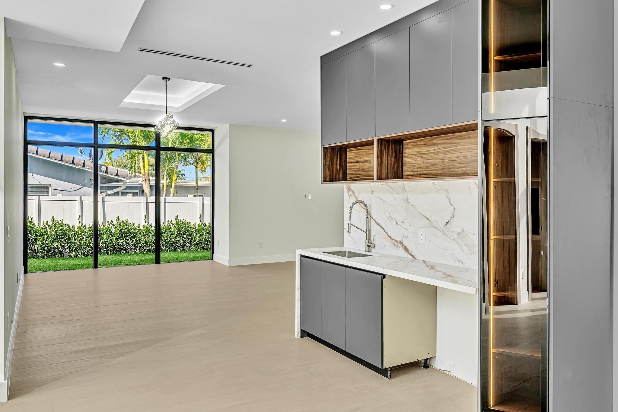957 SW 12th St