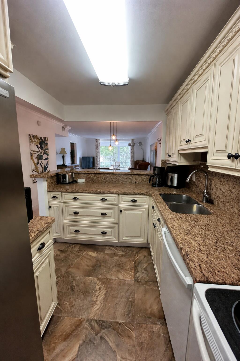 400 SE 10th Street 202, Deerfield Beach, FL, 33441/$249,000 2 400 SE 10th Street 202