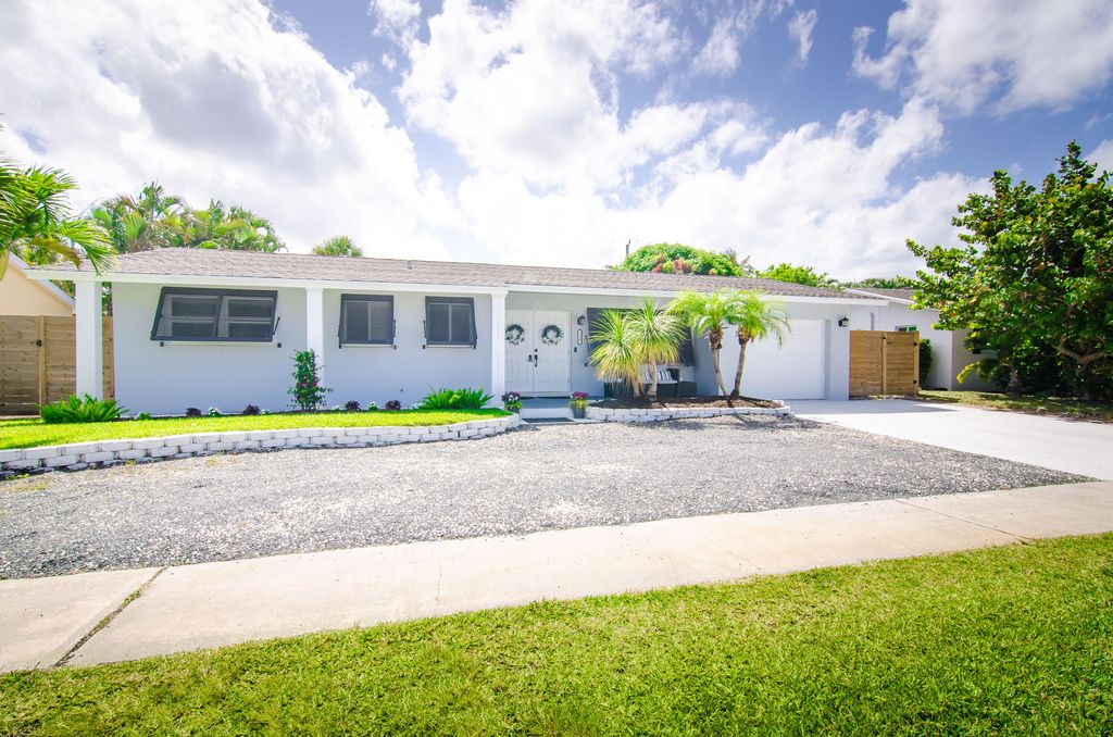 Photo of 510 Dover Road Rd, Jupiter, FL 33469 (MLS # R10793880)