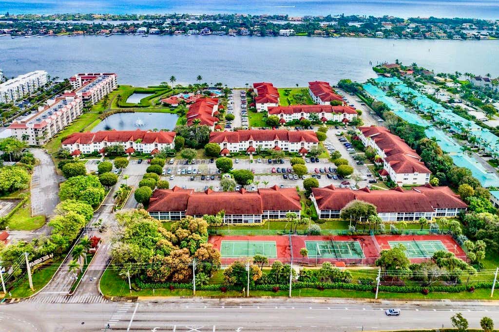 Photo of 109 Half Moon Circle #G3, Hypoluxo, FL 33462 (MLS # R11120333)