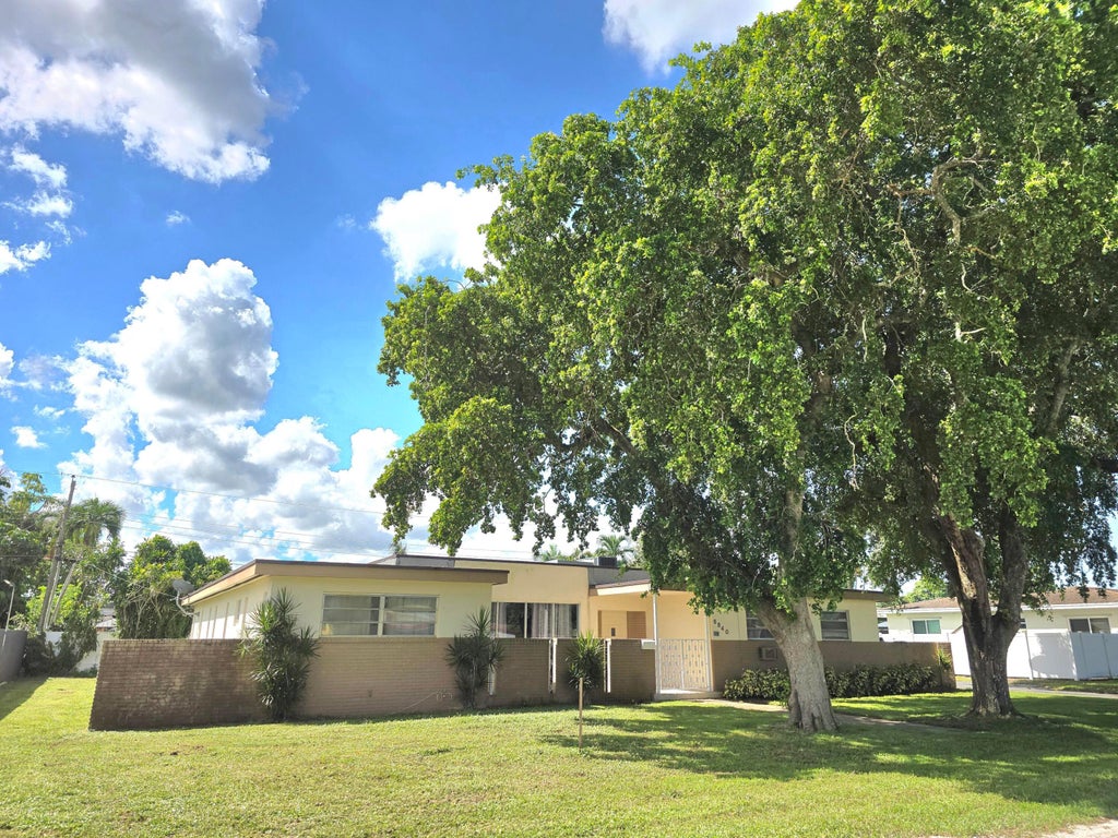 Photo of 6840 SW 16th Street, Pembroke Pines, FL 33023 (MLS # B26081147)