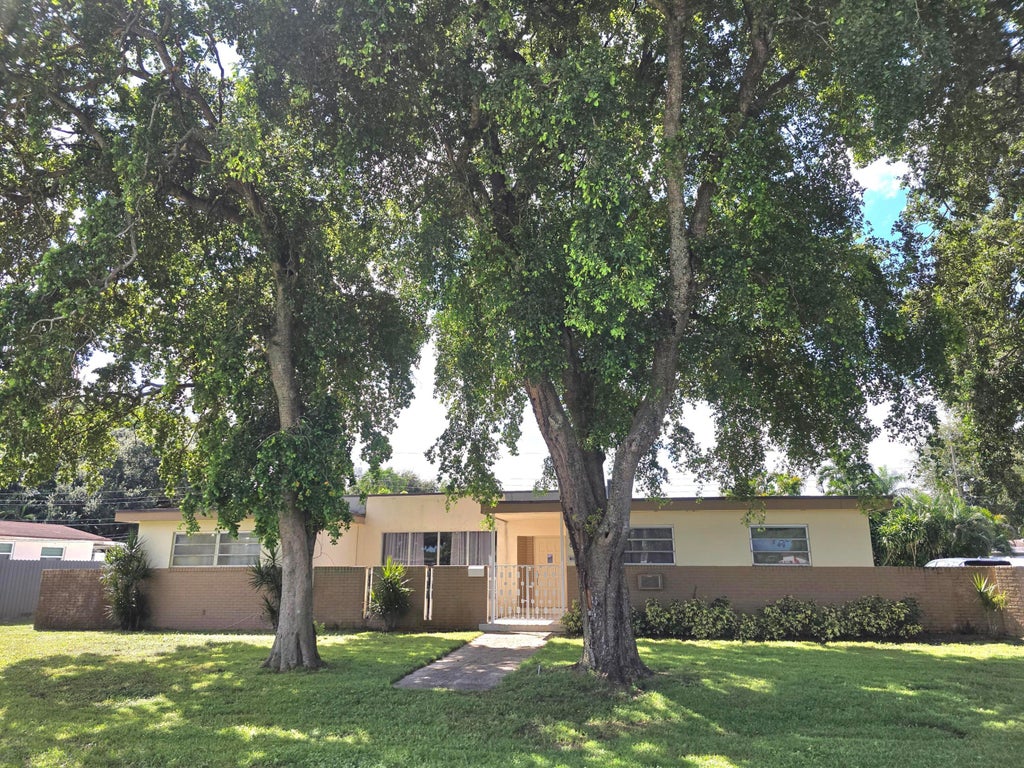 Photo of 6840 SW 16th Street, Pembroke Pines, FL 33023 (MLS # B26081147)