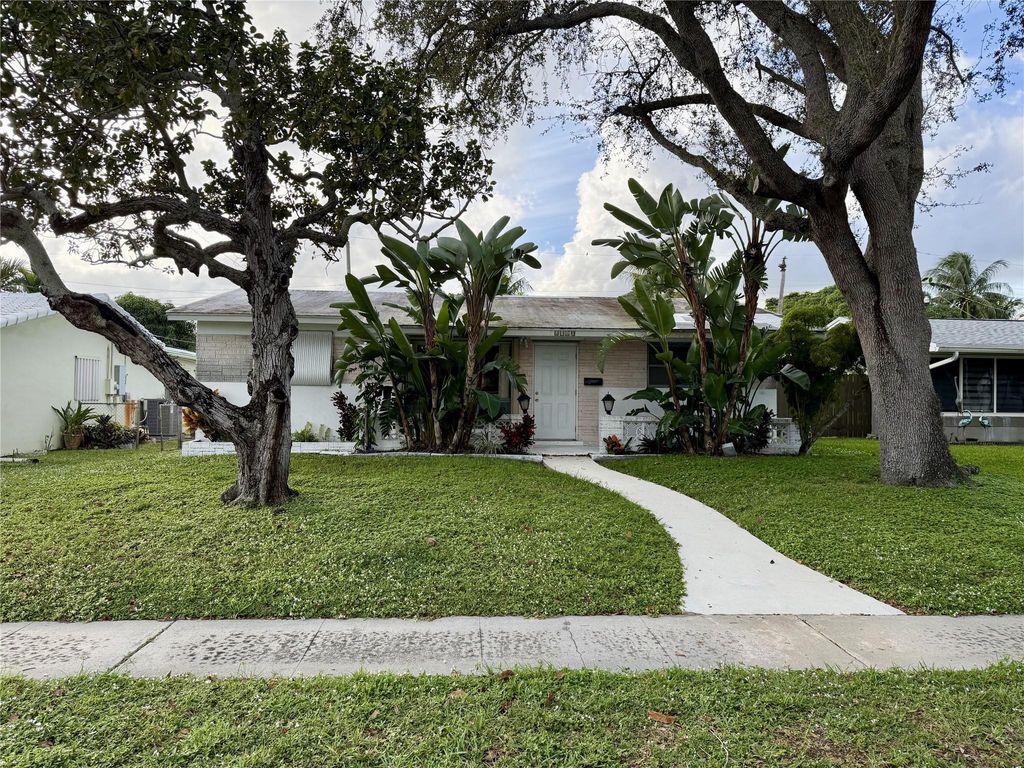 Photo of 2120 N 34th Ave, Hollywood, FL 33021 (MLS # F10541619)