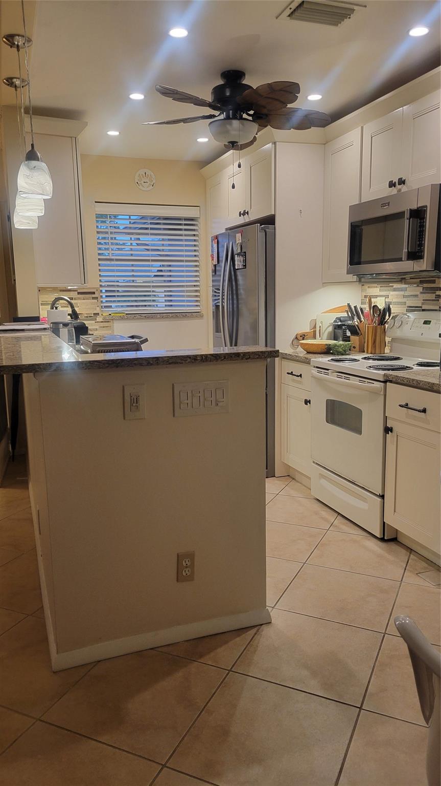 1252 Club Dr D, Delray Beach, FL, 33445/$220,000 2 1252 Club Dr D