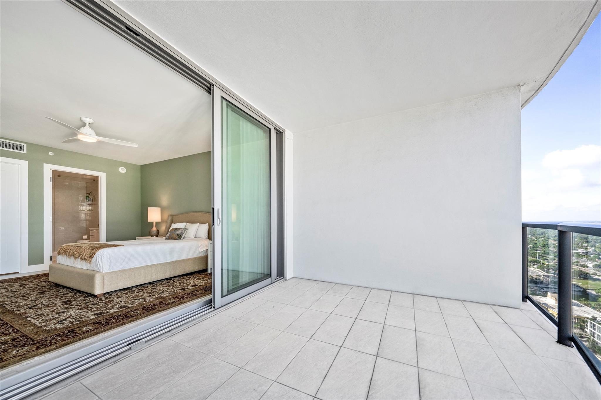100 Las Olas - Residential