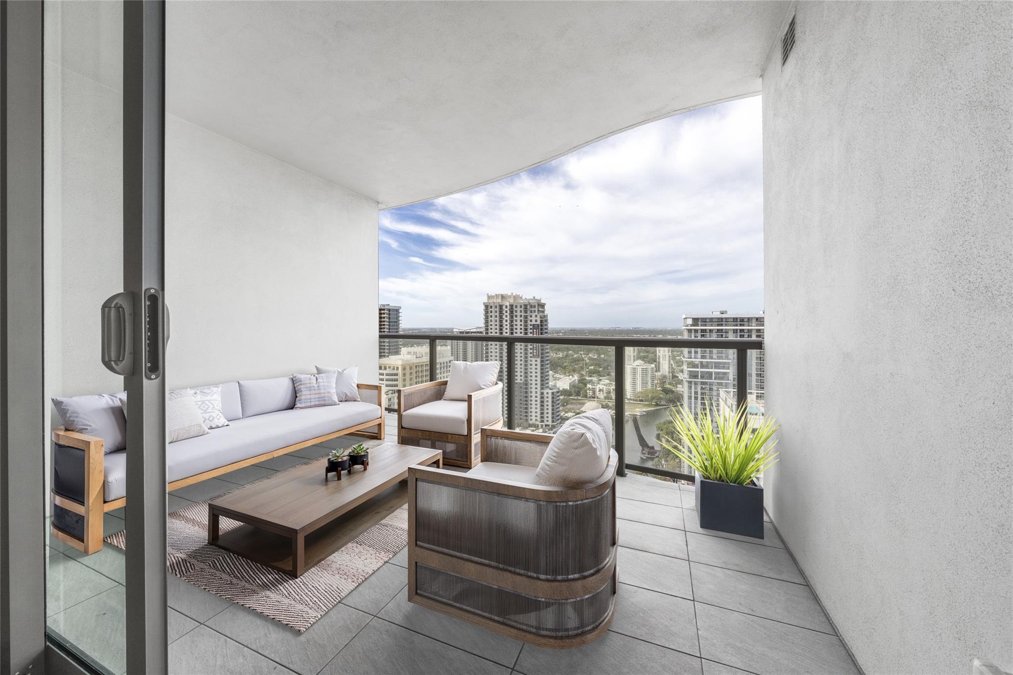 100 Las Olas - Residential