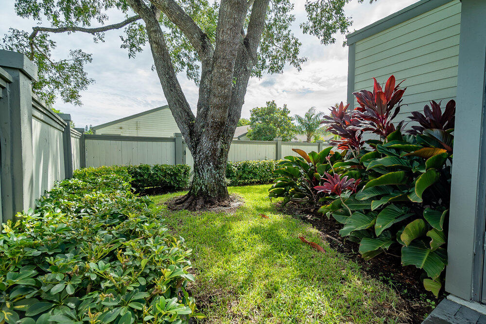 BEDFORD MEWS AT WELLINGTON - Residential