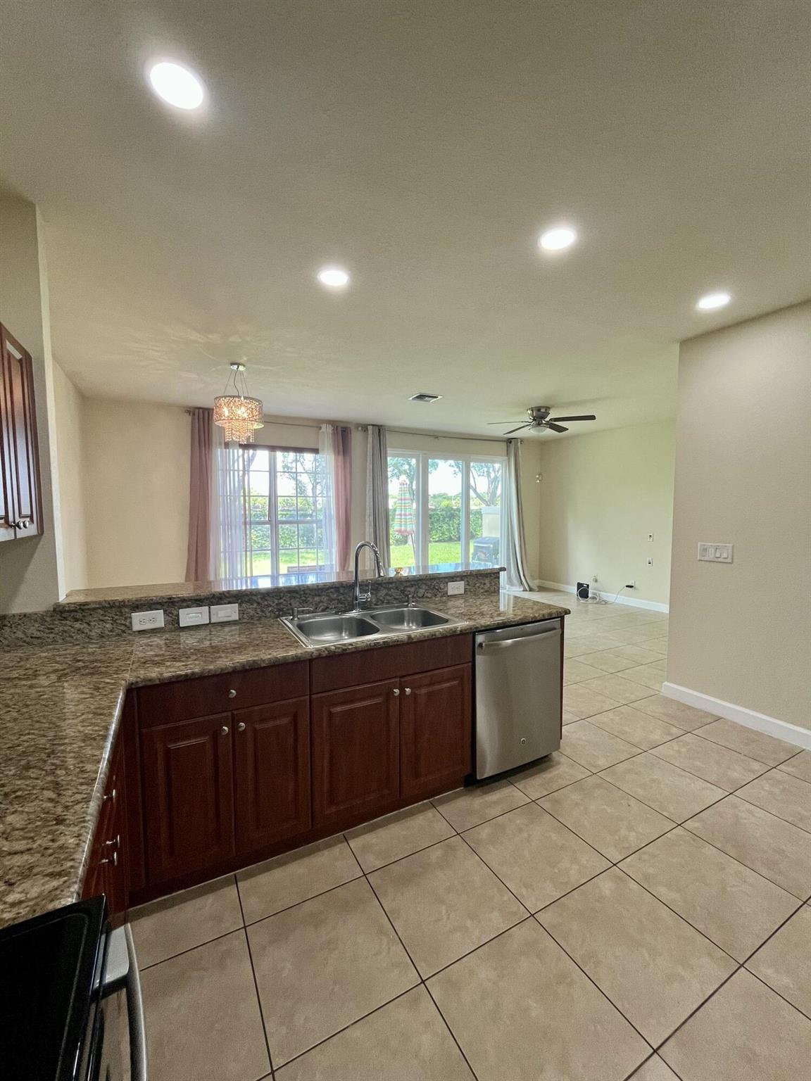 THE ISLES AT OAKLAND - Residential Lease