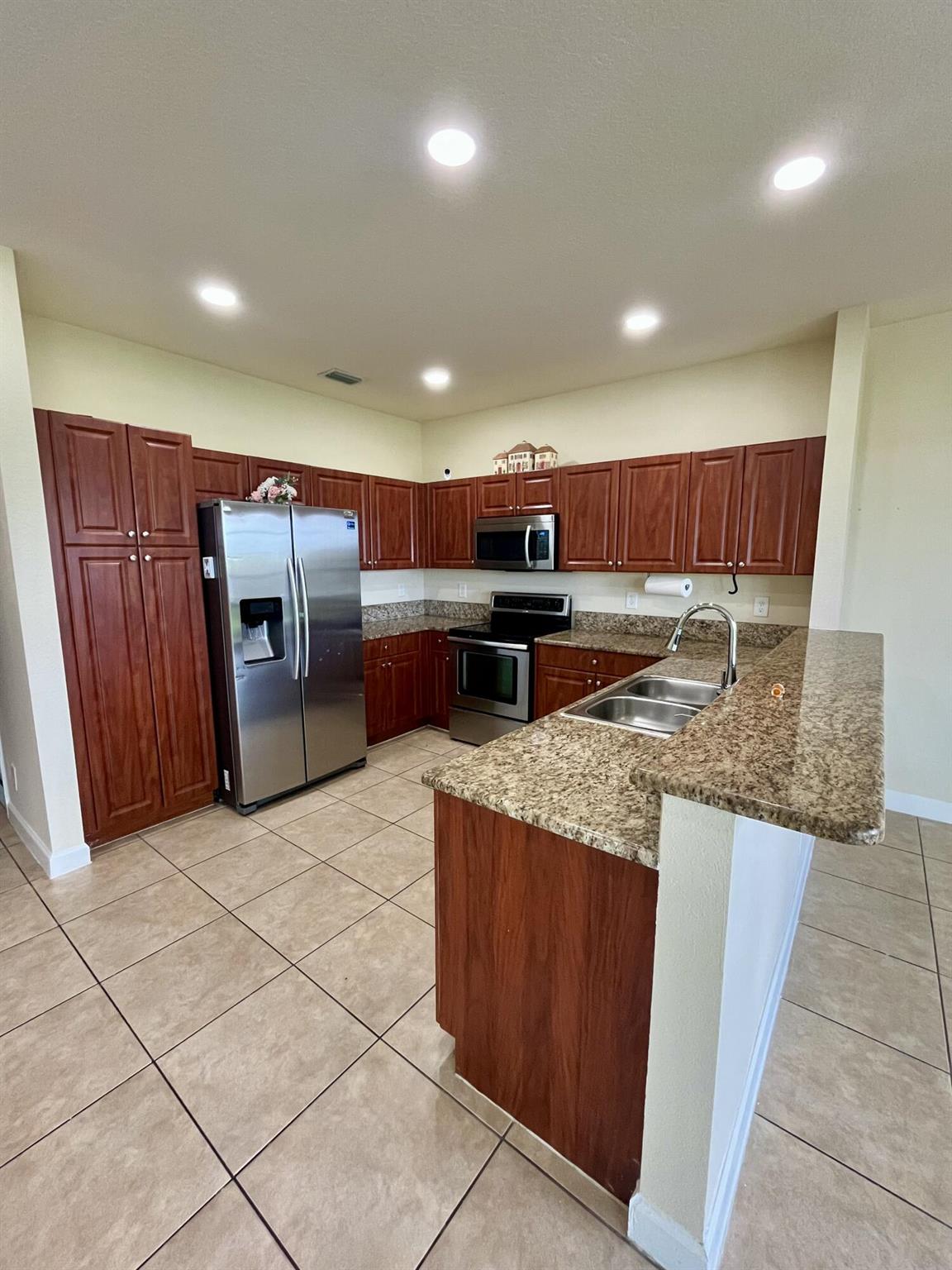 THE ISLES AT OAKLAND - Residential Lease