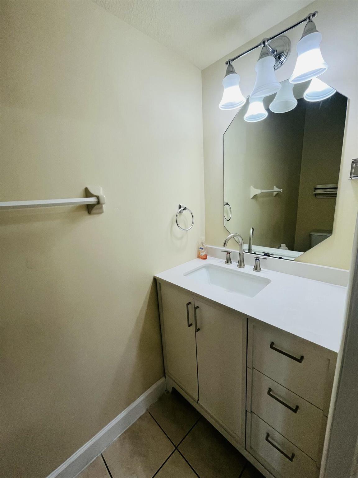 THE ISLES AT OAKLAND - Residential Lease