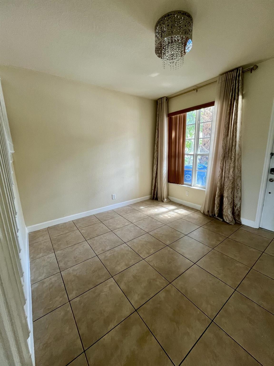 THE ISLES AT OAKLAND - Residential Lease