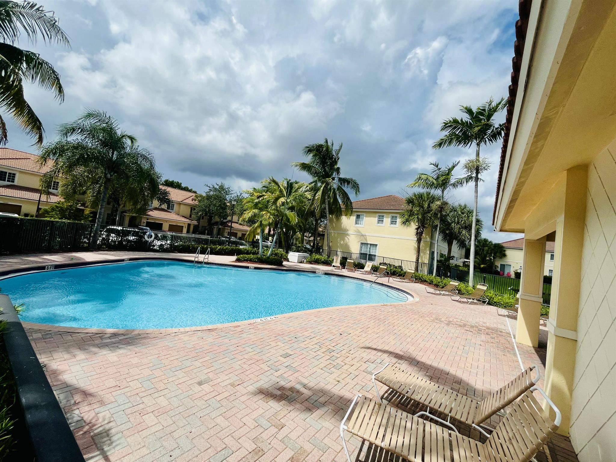 THE ISLES AT OAKLAND - Residential Lease