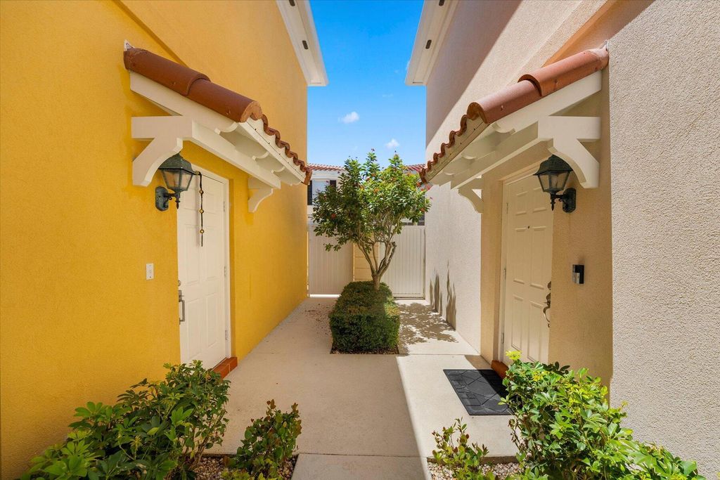 Photo of 70 Tall Oaks Circle, Tequesta, FL 33469 (MLS # R10992957)