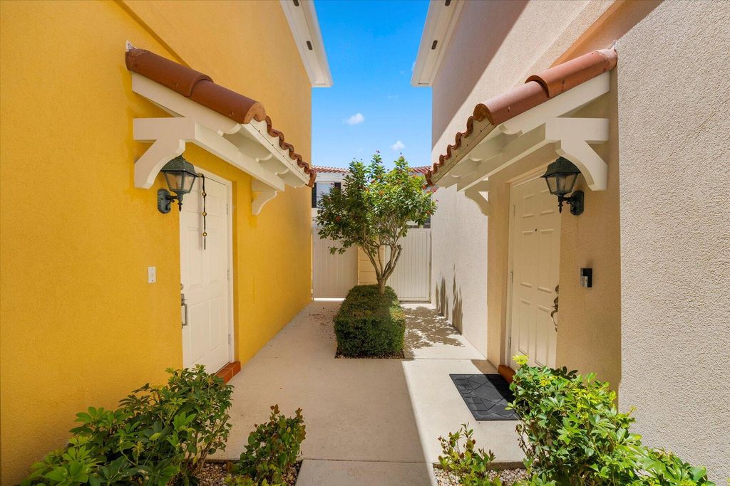 Photo of 70 Tall Oaks Circle, Tequesta, FL 33469 (MLS # R10992957)