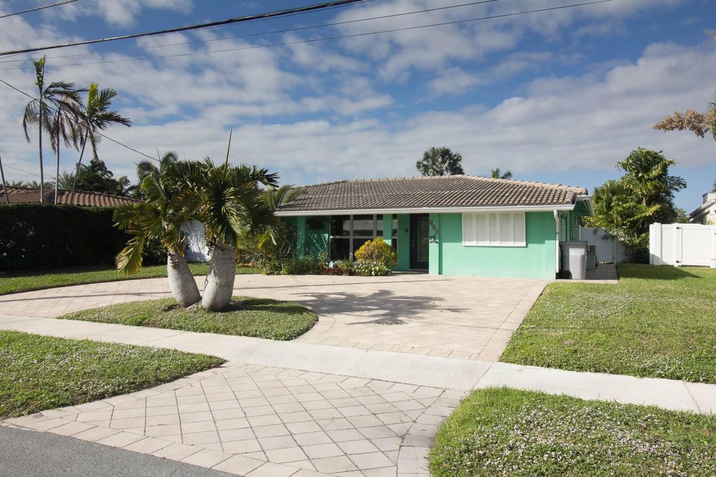 Photo of 229 SE 3rd Avenue, Pompano Beach, FL 33060 (MLS # F10479071)