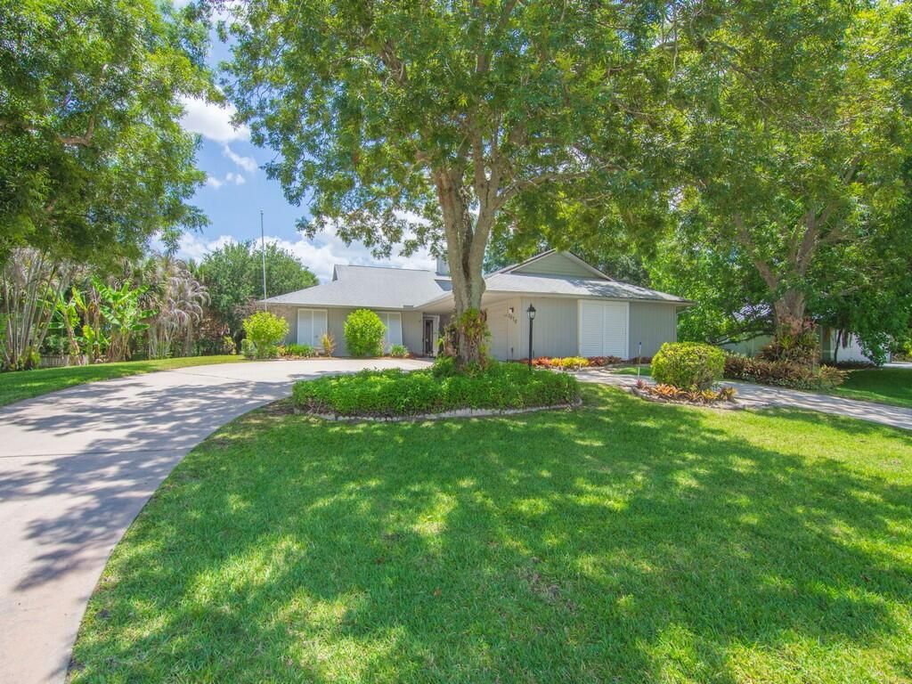 Photo of 1070 47th Avenue SW, Vero Beach, FL 32968 (MLS # B26026807)