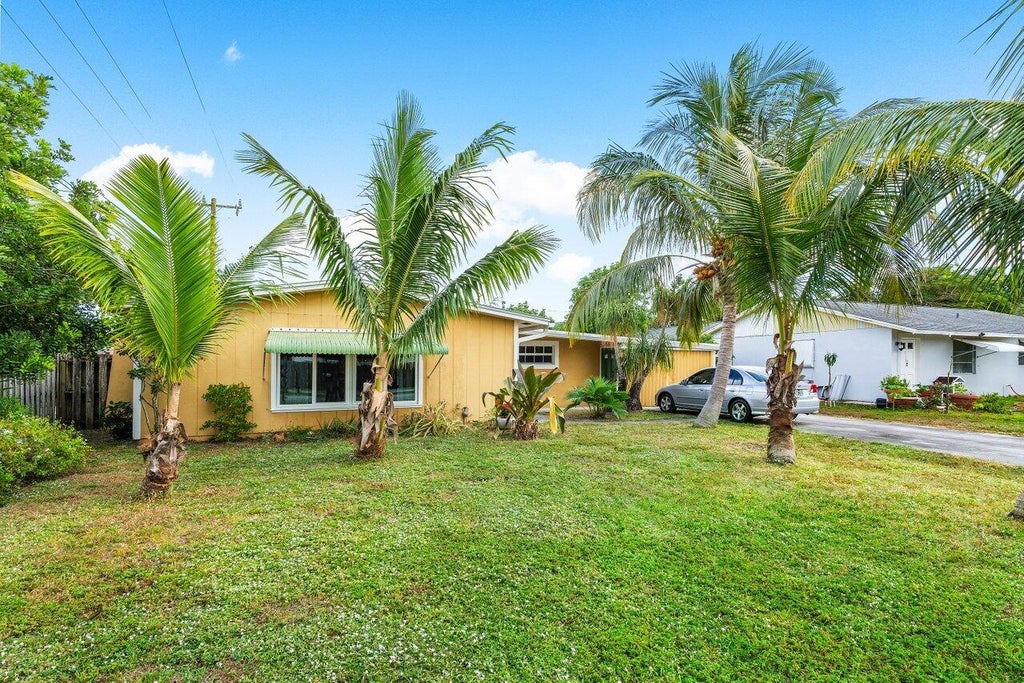 Photo of 403 W Whitney Drive, Jupiter, FL 33458 (MLS # R11044131)