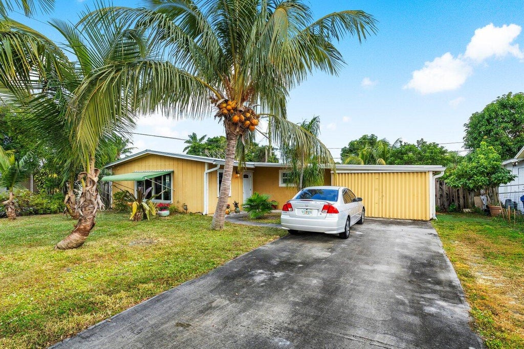 Photo of 403 W Whitney Drive, Jupiter, FL 33458 (MLS # R11044131)