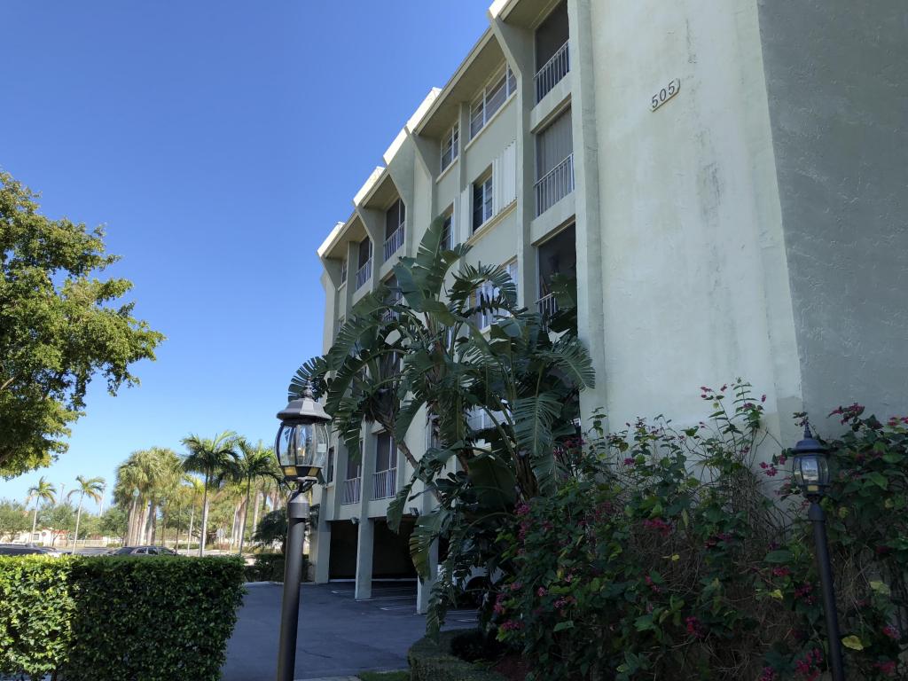 Nice furnished and updated unit on 4th floor. Close to shopping, the Outlet Mall is only a couple of blocks away. Close to 1-95 and the airport, not far to Palm Beach fabulous beaches.