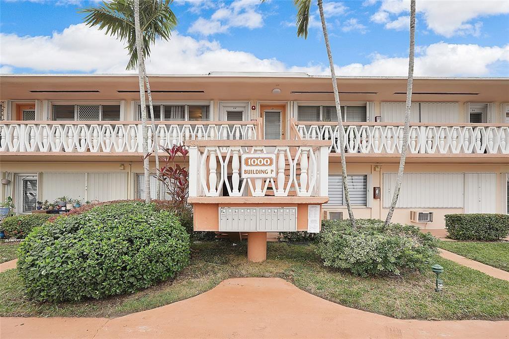 This beautiful top floor furnished one-bedroom unit offers a stunning lake view in a peaceful 55+ community.
Residents enjoy access to fantastic amenities, including a pool, clubhouse, shuffleboard, and a variety of activities. The community is quiet and friendly, conveniently located near shopping, dining, and transportation. As per association, need 700 credit score and can be rented after 1 year, twice a year.