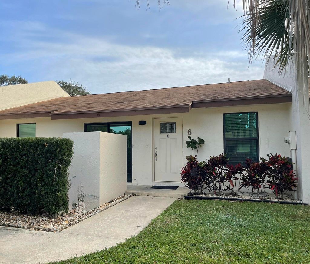 Photo of 6 Chelsea Lane, Boynton Beach, FL 33426 (MLS # R11095533)