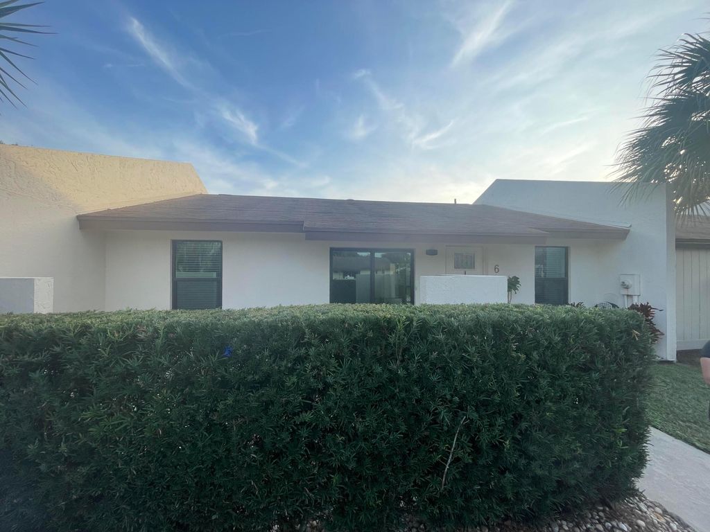 Photo of 6 Chelsea Lane, Boynton Beach, FL 33426 (MLS # R11095533)