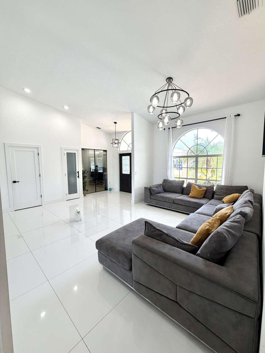 120 SARATOGA Boulevard W