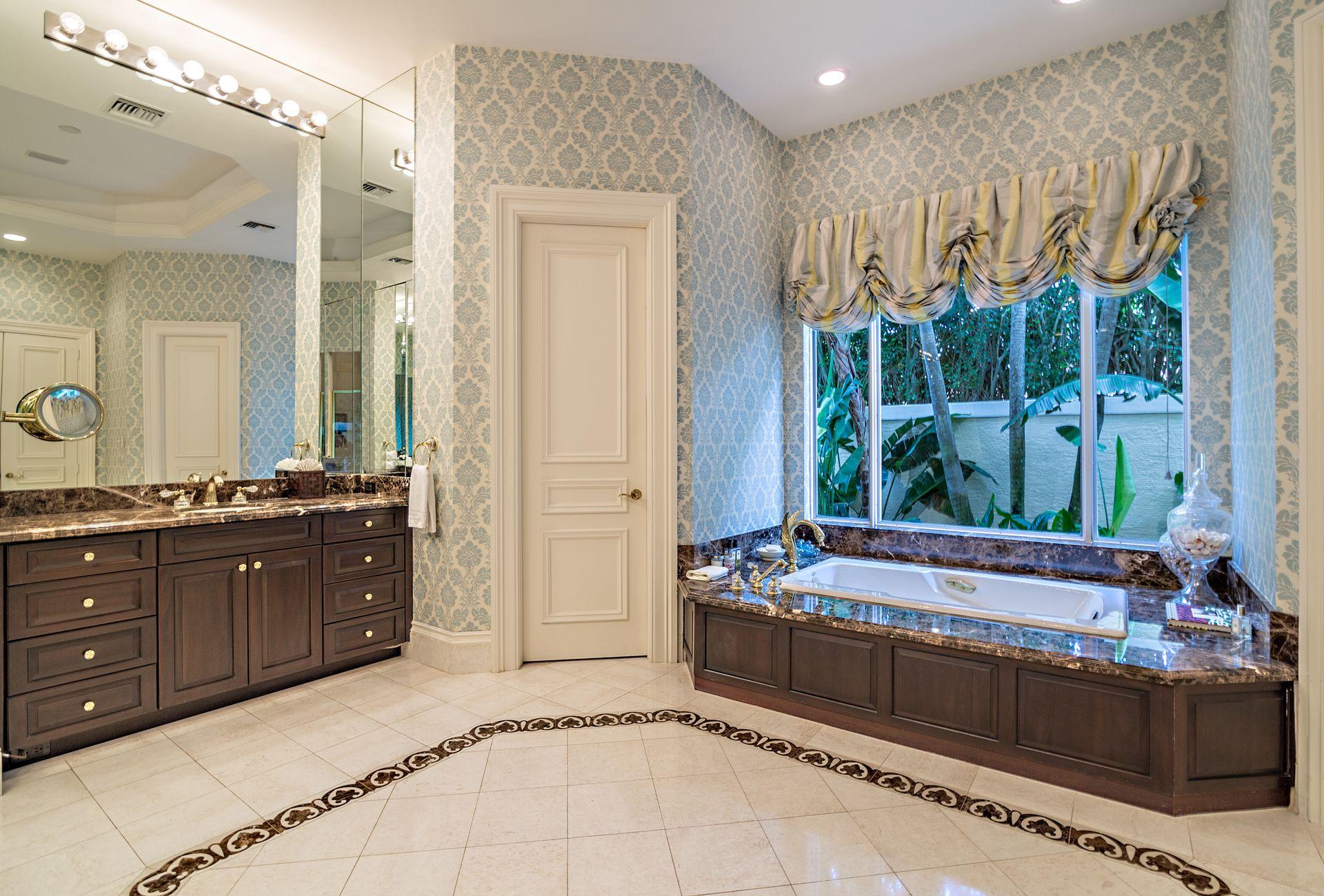 ADMIRALS COVE PAR E - Residential