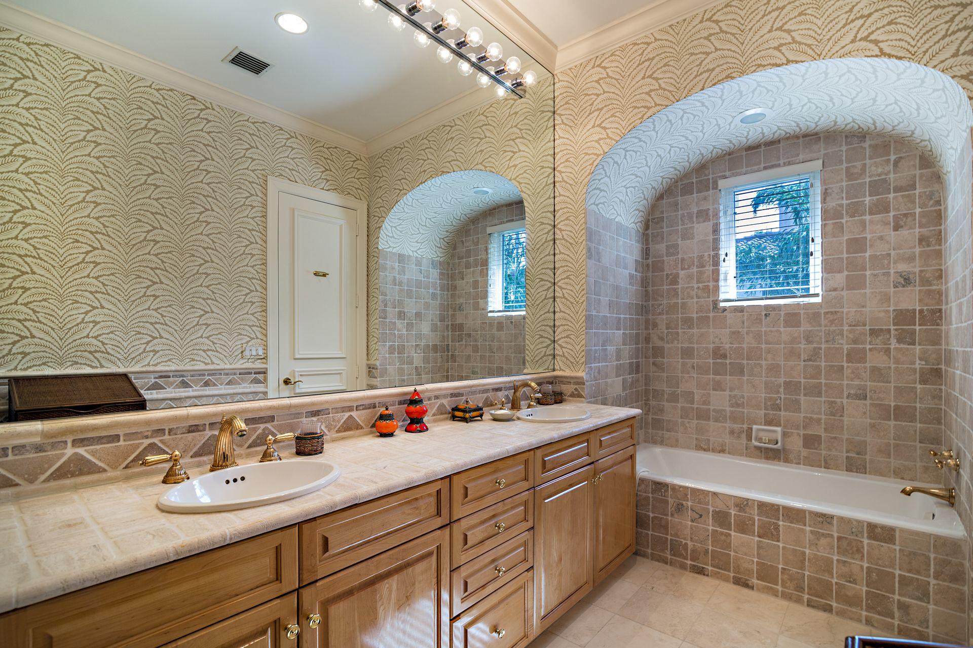 ADMIRALS COVE PAR E - Residential