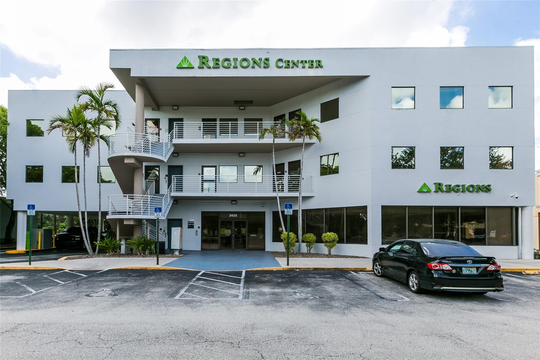 Region's Center on University Drive.
Small Boutique office building comprised of only 7 tenants including Regions Bank on the ground floor.
2nd Floor unit available for lease with 2 offices, 1 larger work room, lounge/reception on entry.
Water and Electric included in rent.
Ample Parking and easy access to amenities and restaurants.