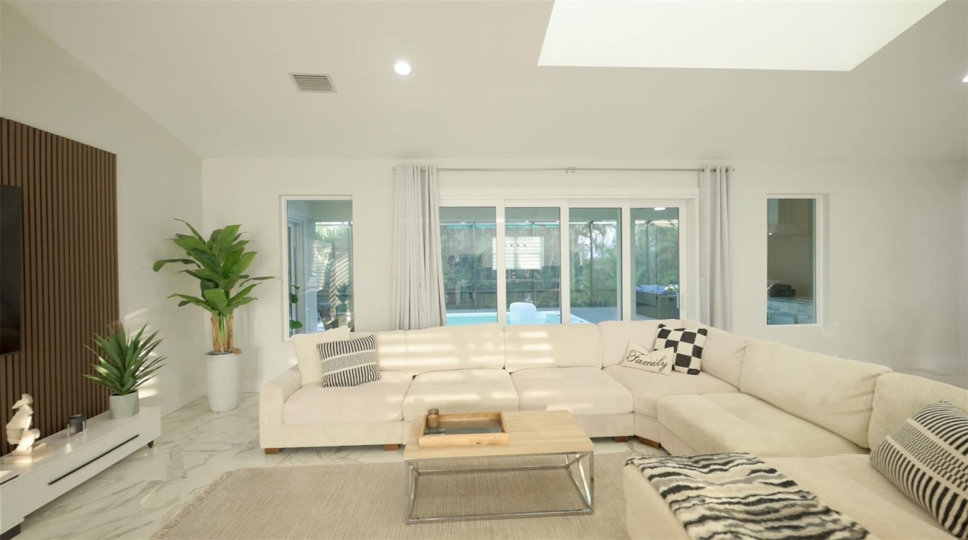 1026 - SOUTH VENICE UNIT 28 - Residential