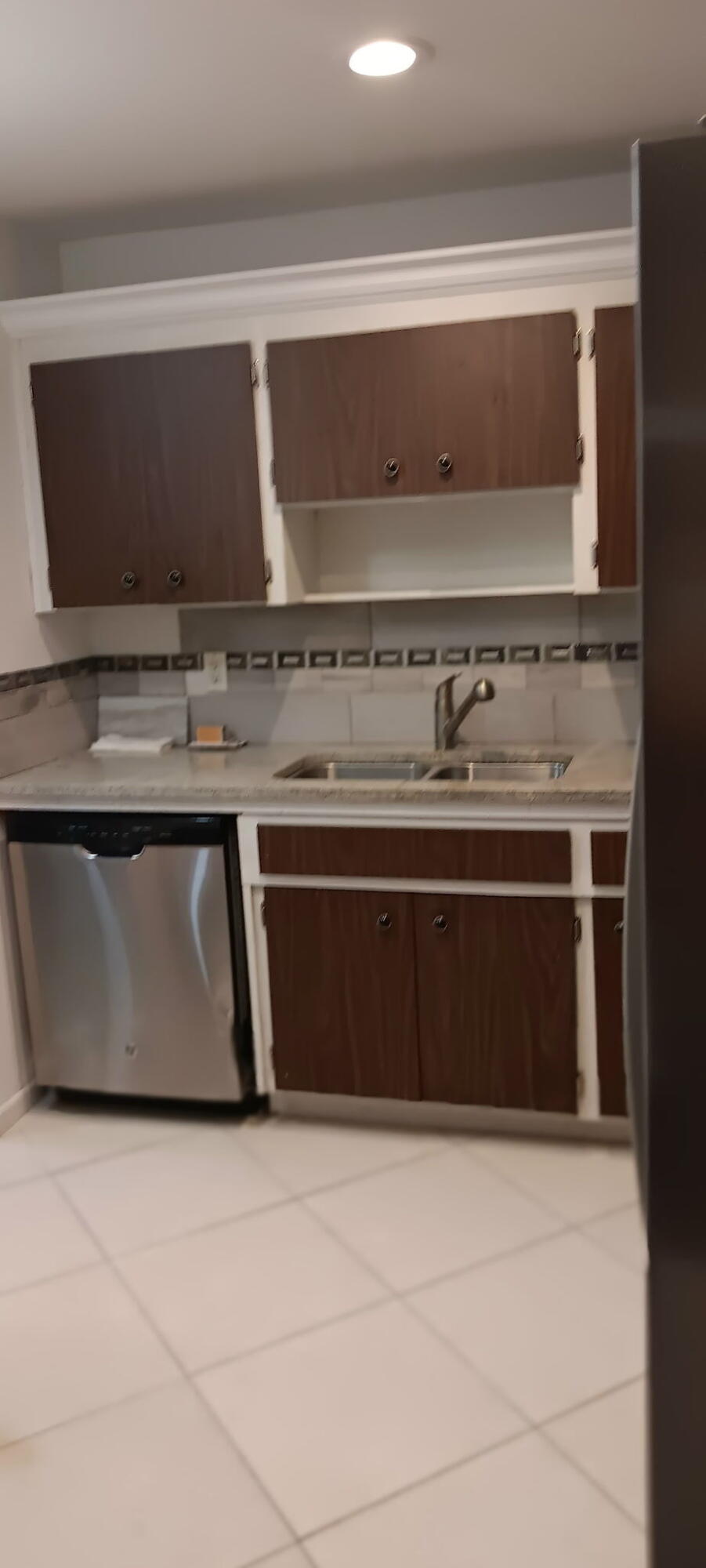 STRATFORD CONDOMINIUM - Residential Lease