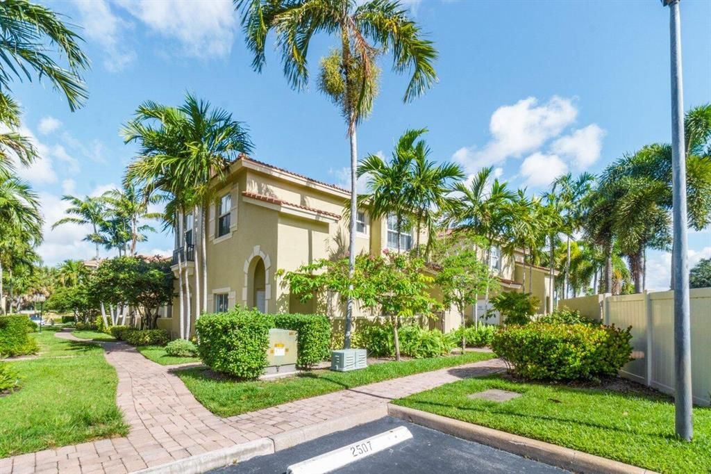Photo of 406 Lake Monterey Circle, Boynton Beach, FL 33426 (MLS # R10895234)
