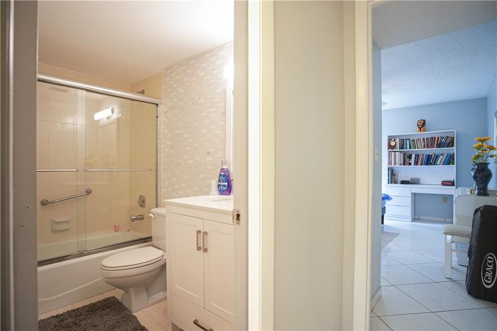 18TH HOLE - Residential