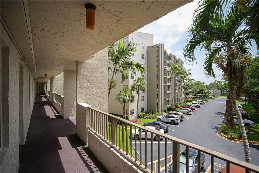 18TH HOLE - Residential